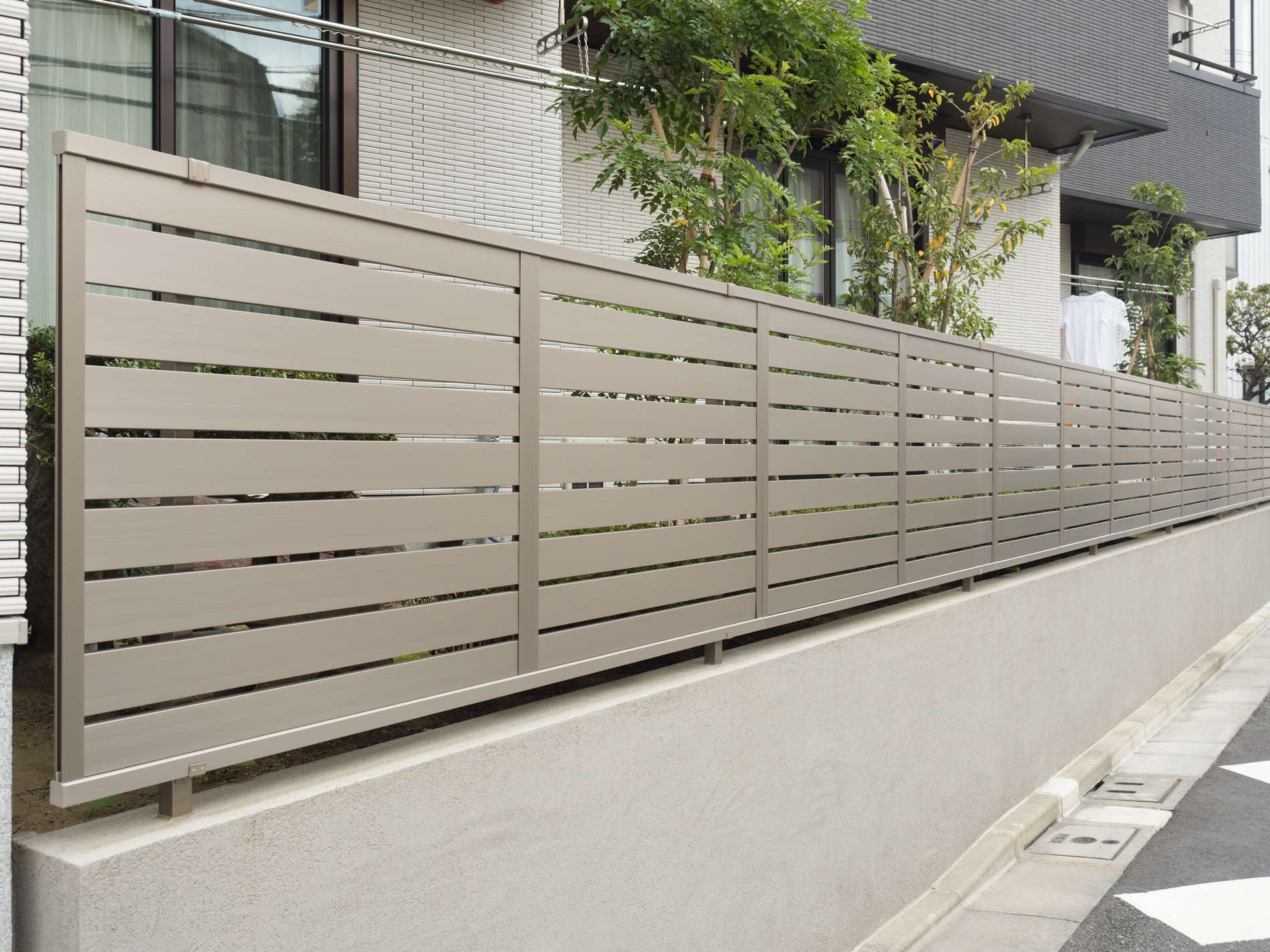 目隠しフェンスを綺麗に工事していただきました!